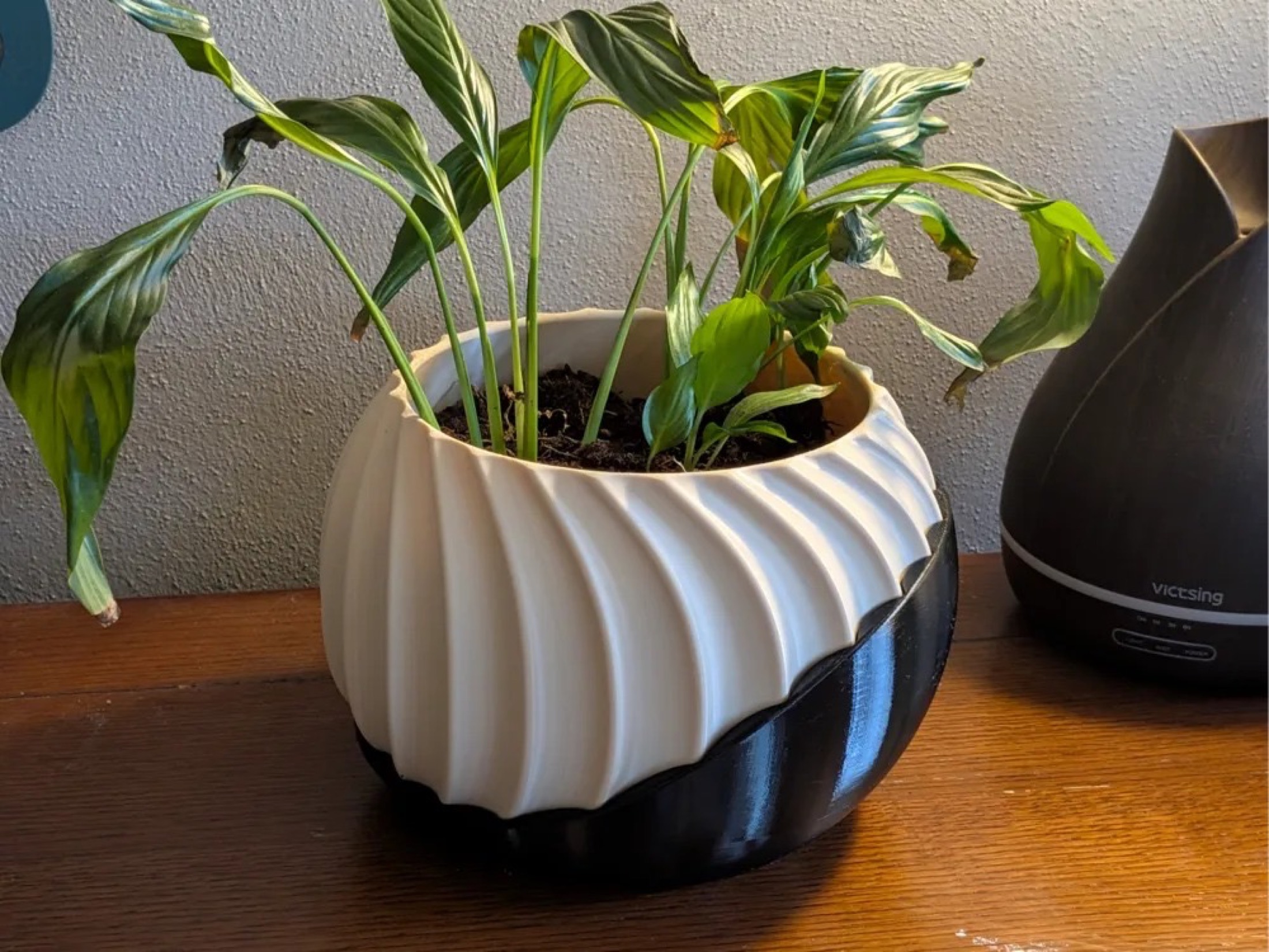 Two-tone sculptural wave planter